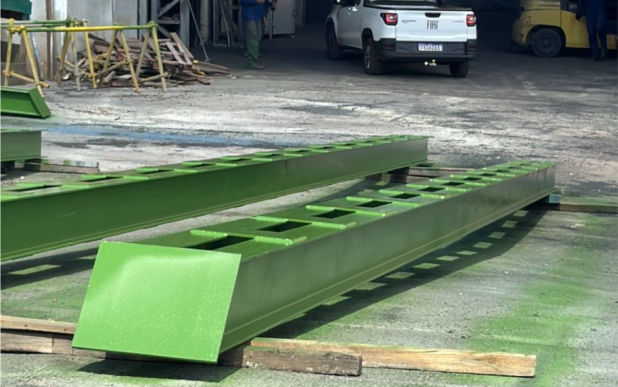 Estruturas metálicas com pintura verde industrial