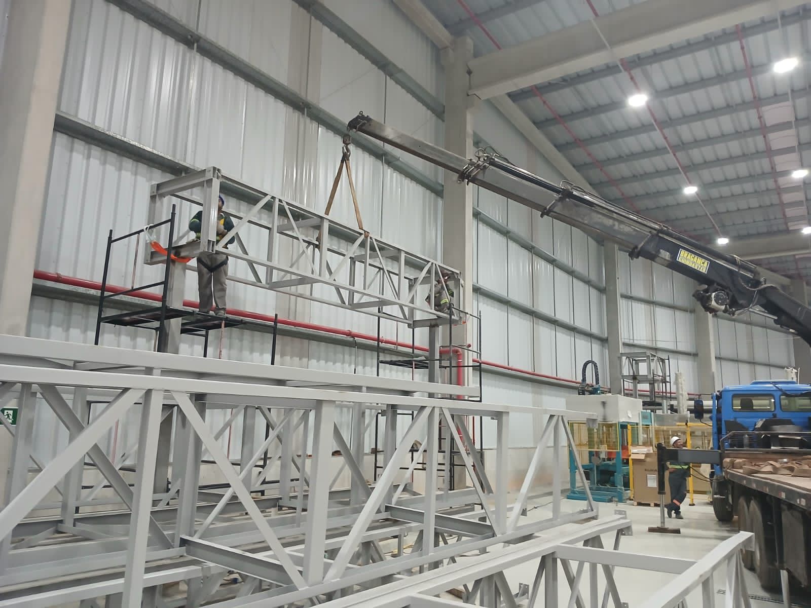 Estrutura metálica sendo montada
