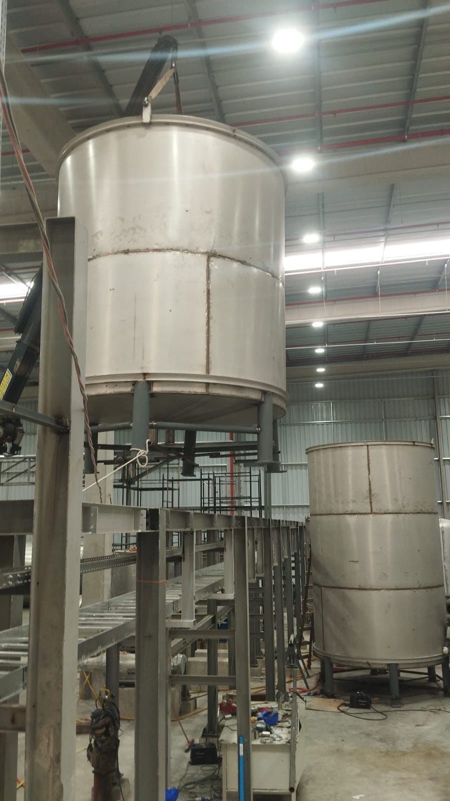 Grande tanque cilíndrico industrial